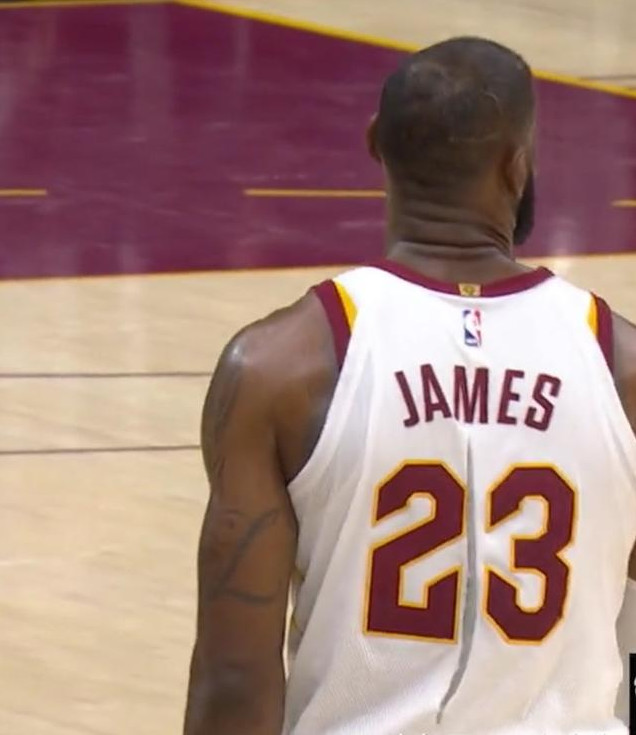 詹姆斯被包夹有多强,詹姆斯被人恶意犯规多次选择无视
