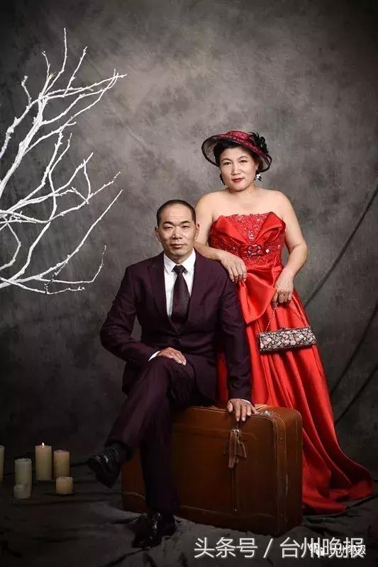 夫妻结婚27年拍纪念照,环卫夫妇