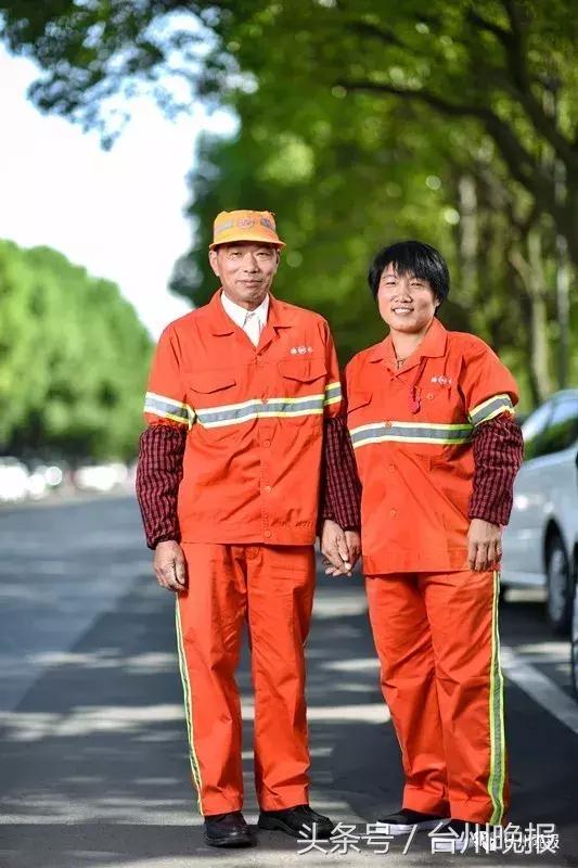 夫妻结婚27年拍纪念照,环卫夫妇