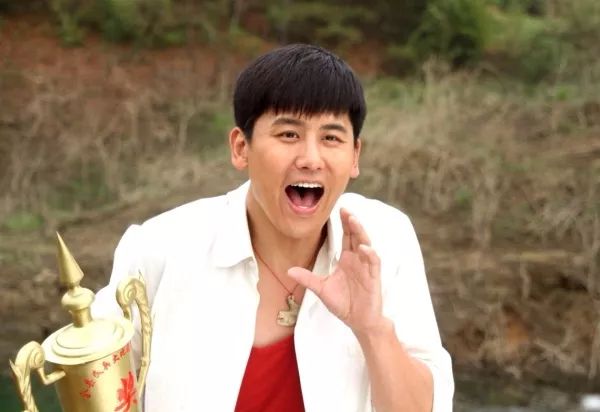 当过运动员、作曲人、演员，真正红起来却是因为娶了这个女人？