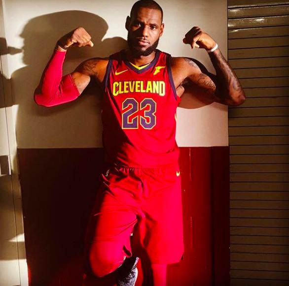 詹姆斯被包夹有多强,詹姆斯被人恶意犯规多次选择无视