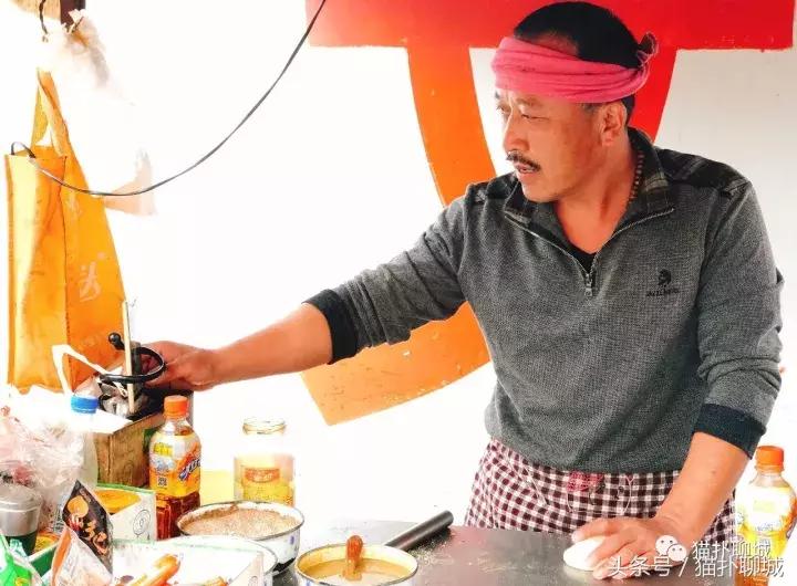 卖火烧的大叔视频,山东大叔卖火烧视频唱歌