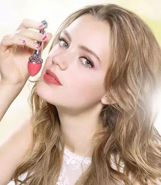 吴昕晒满满一箱的大牌口红,却被何穗一张图秒杀!