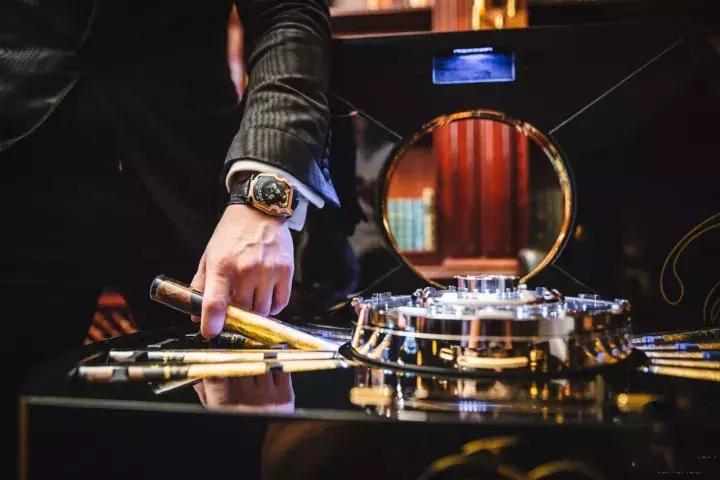 混江湖抽雪茄，不戴这个表不行！