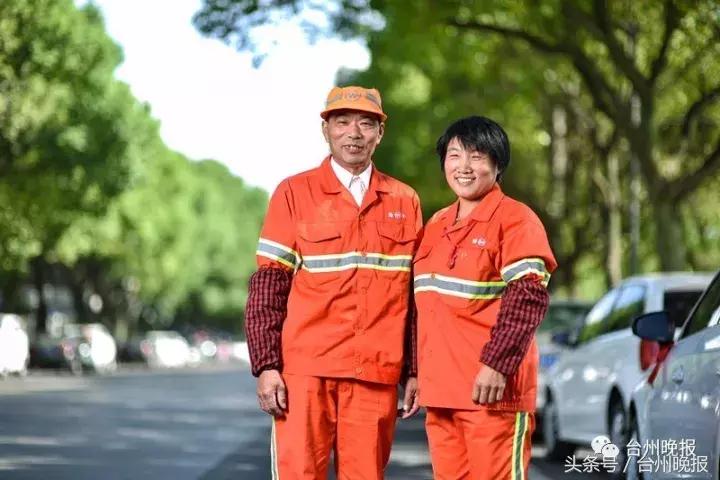 夫妻结婚27年拍纪念照,环卫夫妇
