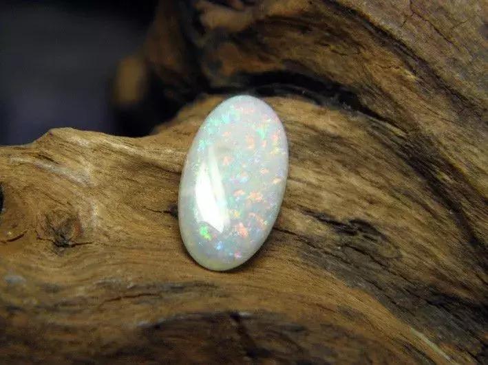 欧泊配什么颜色最好看,欧泊有什么颜色好看