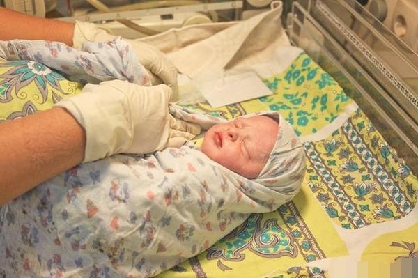 女孩预产期还有两个月，肚子疼上厕所，孩子竟然掉出来！