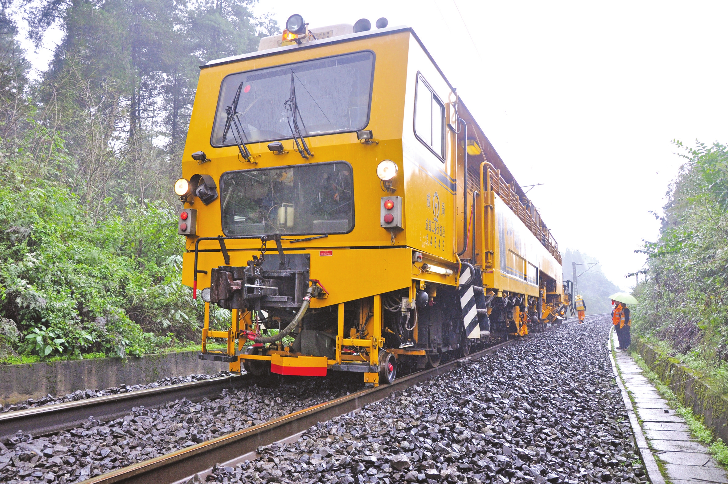 从铁镐到千万养路“豪车”——贵阳工务段养路机械变化侧记