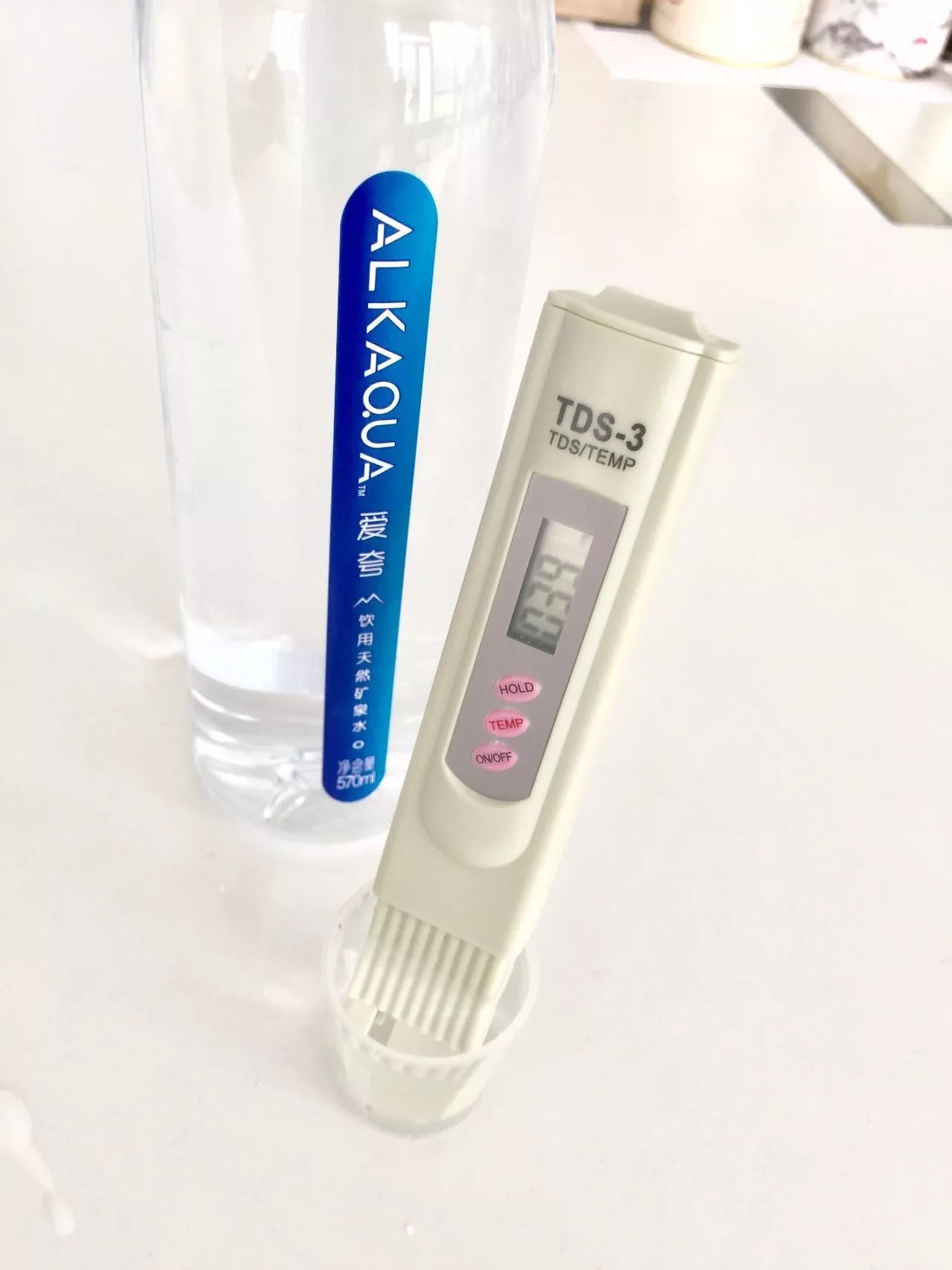 依云矿泉水和农夫山泉哪种好,依云矿泉水跟农夫山泉有啥区别