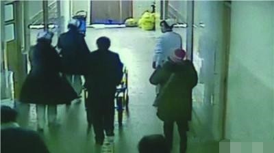 女孩预产期还有两个月，肚子疼上厕所，孩子竟然掉出来！