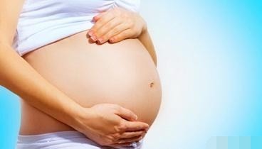 女孩预产期还有两个月，肚子疼上厕所，孩子竟然掉出来！