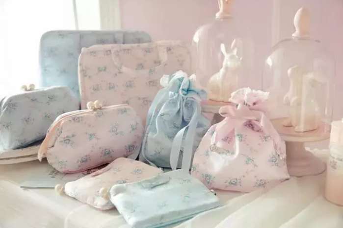 扬州妹纸们像你这种青春美少女，不光是化妆品，连收纳包也要漂亮