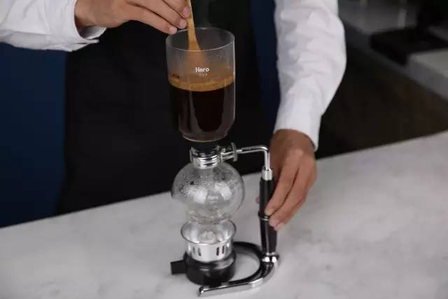 虹吸壶和摩卡壶哪个煮的咖啡好喝,咖啡虹吸壶的使用视频