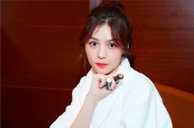 羡慕吴昕一下子就收到了100多支MAC*弹子**头