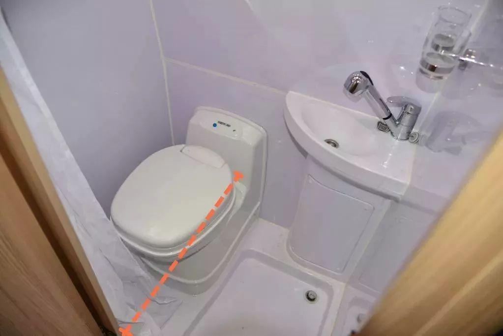 壁挂式马桶不怕翻掉吗,壁挂式马桶不用沉池吗