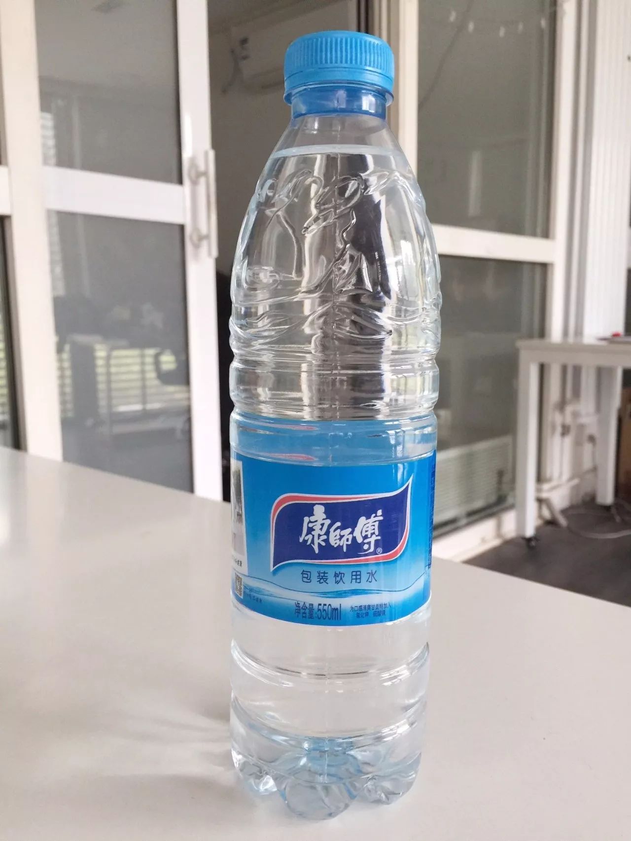 依云矿泉水和农夫山泉哪种好,依云矿泉水跟农夫山泉有啥区别