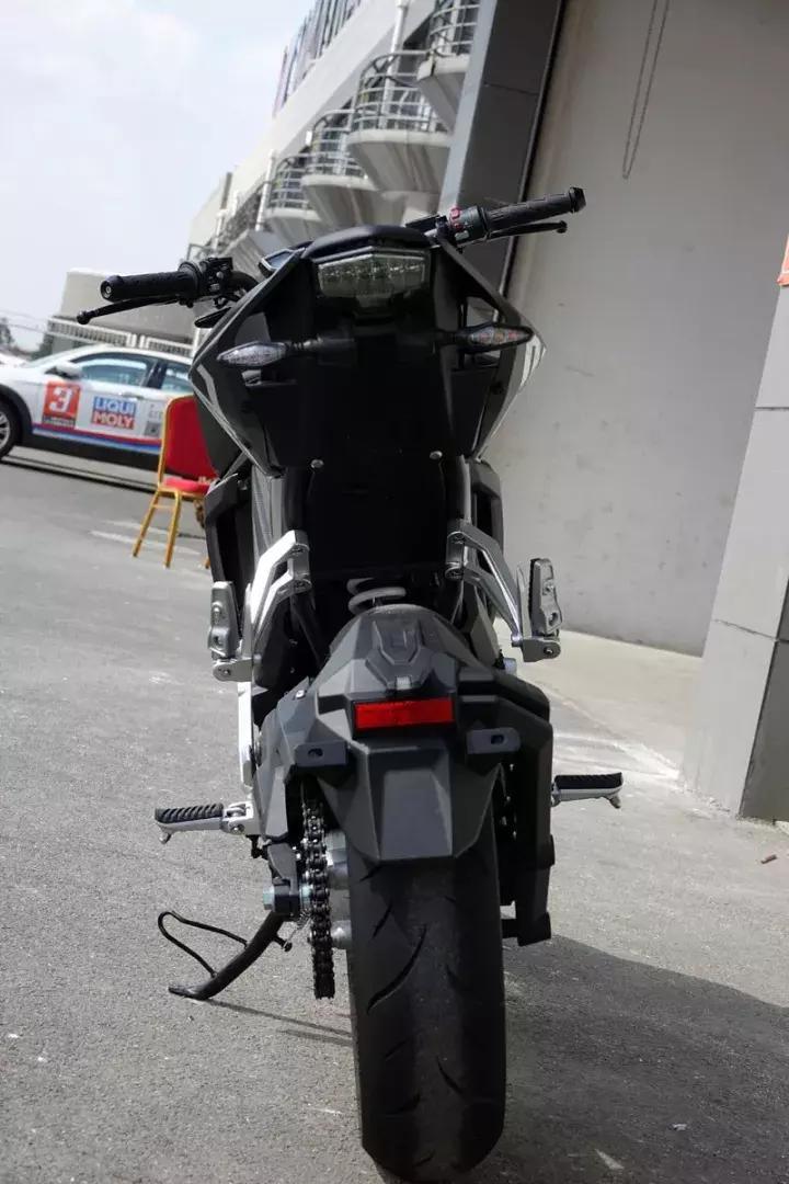 7.21秒国产加速最强250诞生：春风250NK，顺便把一些300cc也秒了