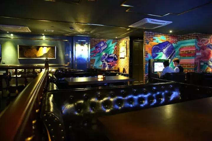 一间bar,一间轻奢型的咖啡馆