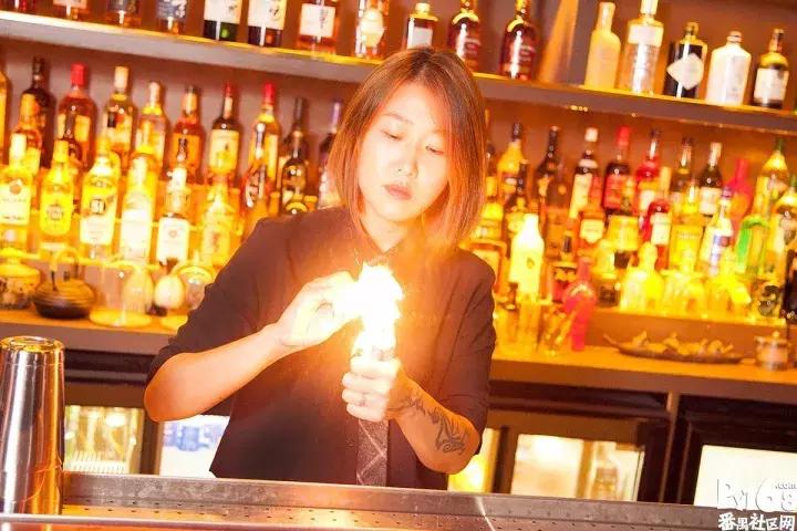 一间bar,一间轻奢型的咖啡馆