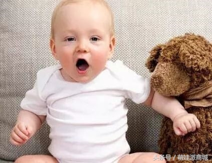 宝宝吐奶溢奶该怎么办,宝宝吐奶溢奶怎么办