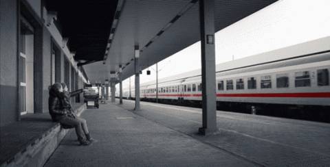 因为我们是青年，所以要志在远方？但是他们在等你回家，安陶说