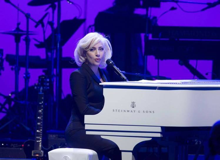 端庄也能很时尚，女神卡卡被粉丝封「最潮干妈」