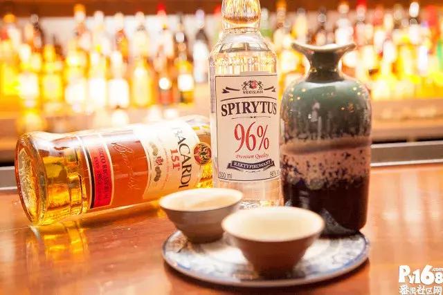 一间bar,一间轻奢型的咖啡馆