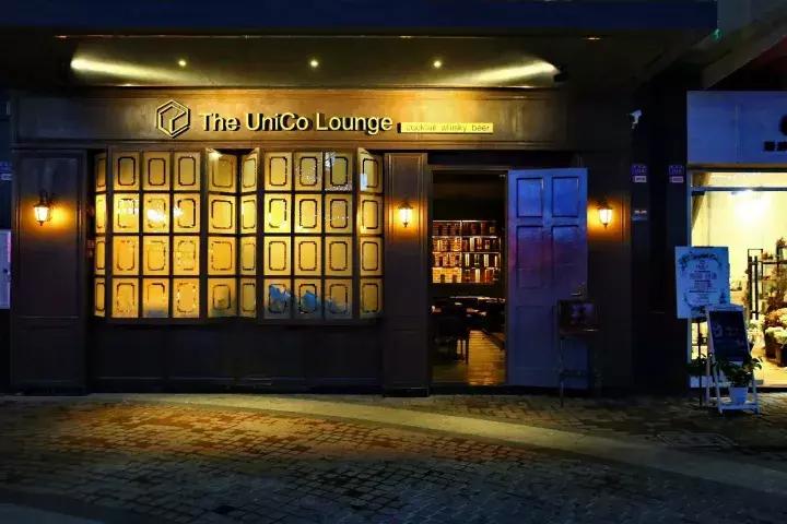 一间bar,一间轻奢型的咖啡馆