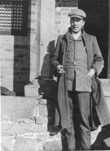 一个英国人拒绝溥仪的挽留，回国后在家中升起“龙旗”纪念