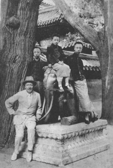 一个英国人拒绝溥仪的挽留，回国后在家中升起“龙旗”纪念