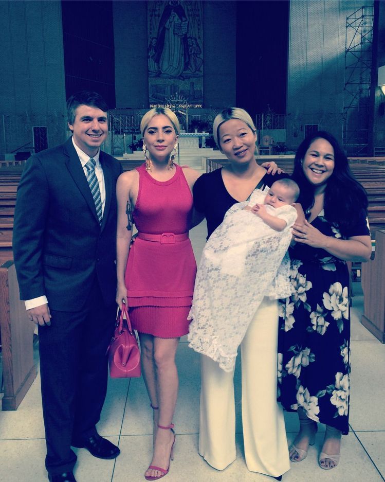 端庄也能很时尚，女神卡卡被粉丝封「最潮干妈」