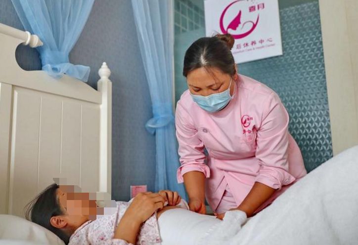 43岁女子剖腹产生二胎，产后不听医生建议，20天后伤口发臭流脓水