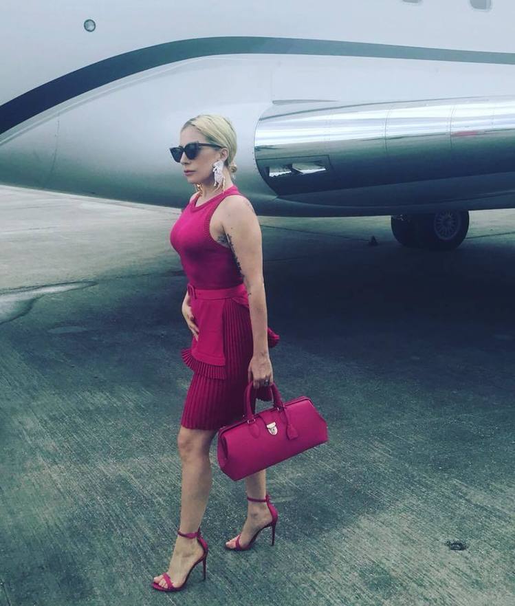 端庄也能很时尚，女神卡卡被粉丝封「最潮干妈」