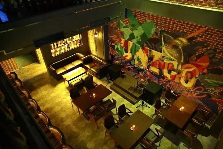 一间bar,一间轻奢型的咖啡馆