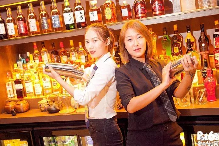 一间bar,一间轻奢型的咖啡馆