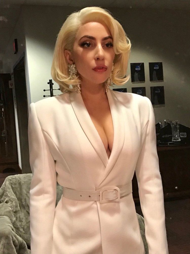 端庄也能很时尚，女神卡卡被粉丝封「最潮干妈」