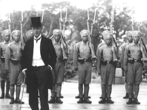 一个英国人拒绝溥仪的挽留，回国后在家中升起“龙旗”纪念