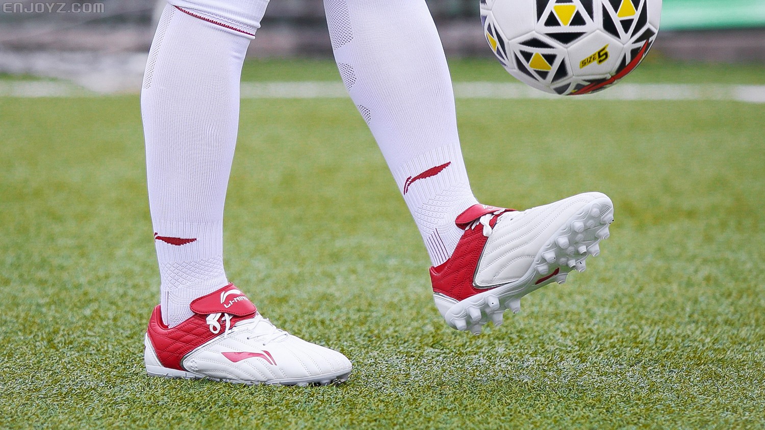 李宁铁2和美津浓足球鞋哪个好,李宁足球鞋铁系列二代直播