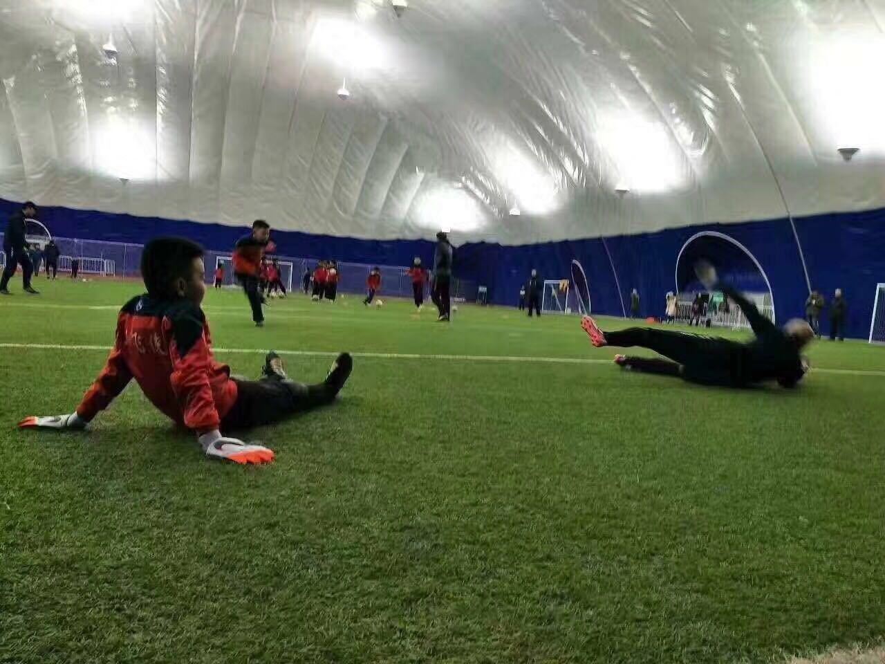 东北冬季踢球,沈阳市区气膜足球场