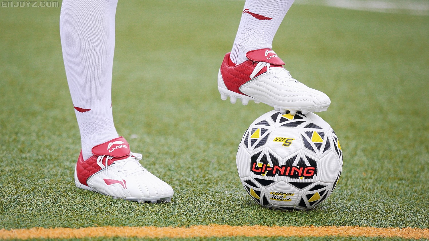 李宁铁2和美津浓足球鞋哪个好,李宁足球鞋铁系列二代直播