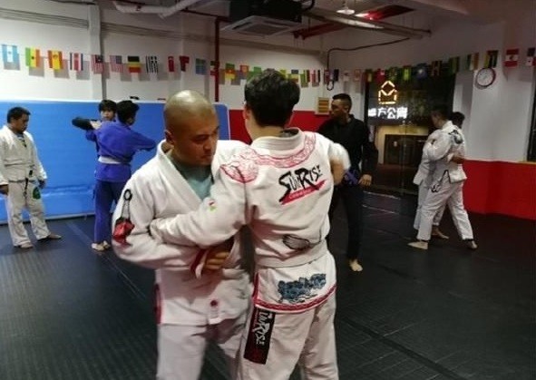 太极雷雷直言传武现状很可悲，承认拳击和泰拳是战立格斗精华