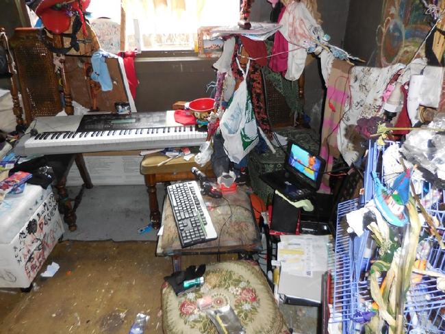 这个清洁工不一般！墨尔本极限清洁工专门清理脏乱等恶劣环境