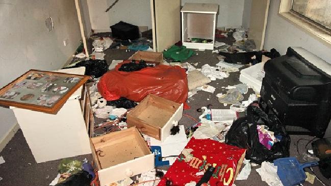 这个清洁工不一般！墨尔本极限清洁工专门清理脏乱等恶劣环境