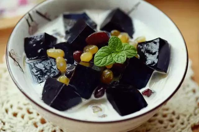 龟苓膏和凉粉和烧仙草味道的区别,烧仙草和龟苓膏和凉粉的区别在哪