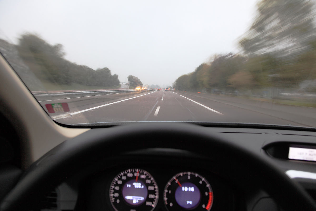 汽车雨天高速会飘怎么解决,高速路车飘是什么原因