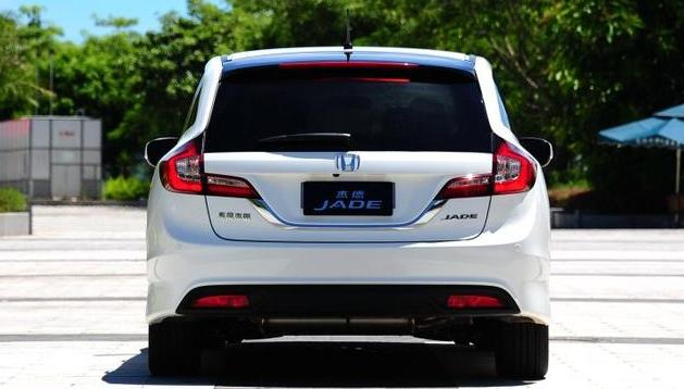 杰德不愧为家用MPV王者，空间比速腾大，底盘比A4都高，秒杀朗逸