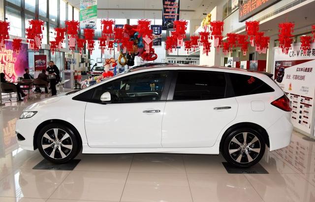 杰德不愧为家用MPV王者，空间比速腾大，底盘比A4都高，秒杀朗逸