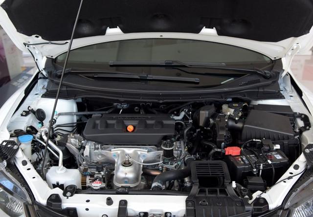 杰德不愧为家用MPV王者，空间比速腾大，底盘比A4都高，秒杀朗逸