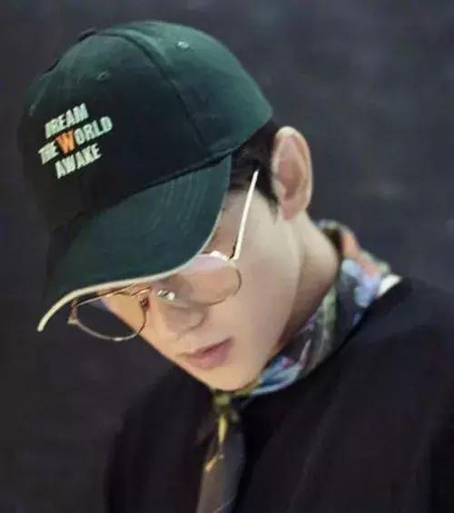 时尚的人戴什么眼镜好,时髦的人都在穿些啥