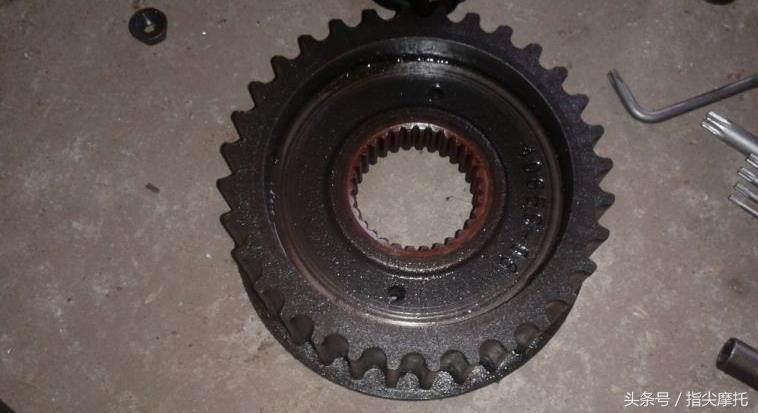 哈雷至尊滑翔摩托车大卸八块,只为换根皮带!